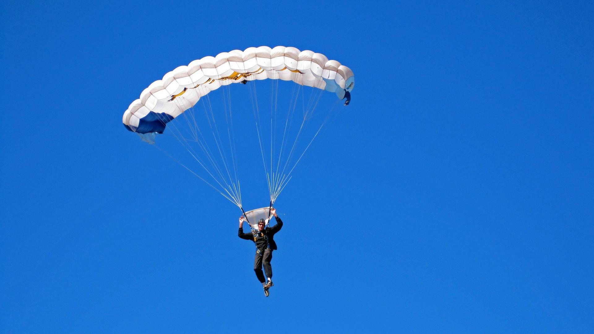 伦敦马拉松赛今日鸣枪,选手们奋力冲刺,伦敦马拉松比赛